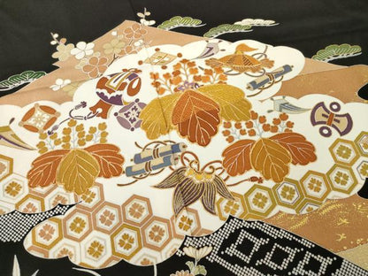 平和屋着物●創業460年・千總　黒留袖　駒刺繍　雲取り吉祥宝尽くし　桐　金彩　高島屋扱い　正絹　逸品　AABF8180ck