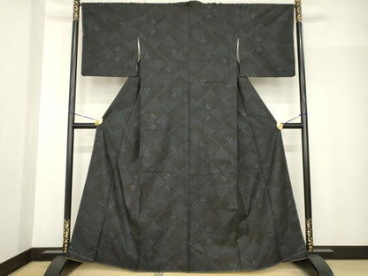 平和屋着物●本場大島紬　南天菱文　黒地　正絹　逸品　AABF9036ck