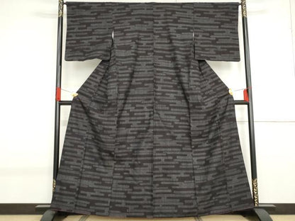 平和屋着物●本場結城紬　重要無形文化財　80亀甲　エ霞文　黒地　正絹　逸品　AABF9075cs