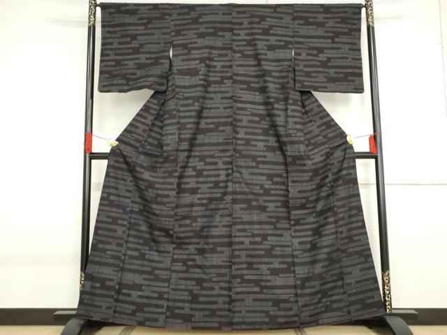平和屋着物●本場結城紬　重要無形文化財　80亀甲　エ霞文　黒地　正絹　逸品　AABF9075cs