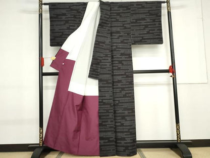 平和屋着物●本場結城紬　重要無形文化財　80亀甲　エ霞文　黒地　正絹　逸品　AABF9075cs