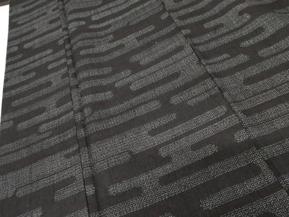 平和屋着物●本場結城紬　重要無形文化財　80亀甲　エ霞文　黒地　正絹　逸品　AABF9075cs