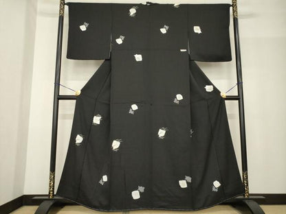 平和屋着物●上質な小紋　絞り　刺繍　兎　芝　黒地　正絹　逸品　AABF9631ck