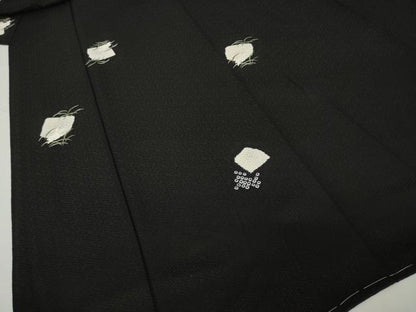 平和屋着物●上質な小紋　絞り　刺繍　兎　芝　黒地　正絹　逸品　AABF9631ck