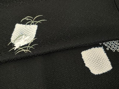 平和屋着物●上質な小紋　絞り　刺繍　兎　芝　黒地　正絹　逸品　AABF9631ck