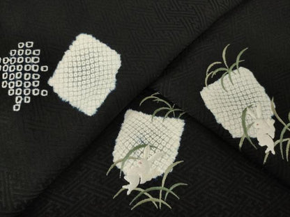 平和屋着物●上質な小紋　絞り　刺繍　兎　芝　黒地　正絹　逸品　AABF9631ck