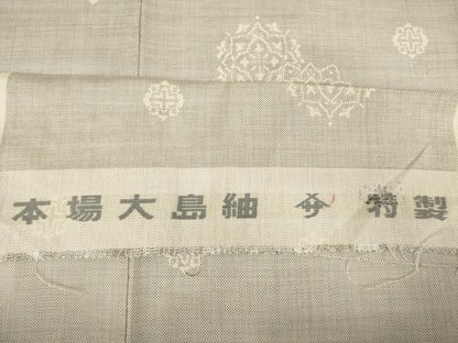 平和屋着物●本場大島紬　白大島紬　桑原織物 二代目　桑原啓之介　カタス9マルキ　舞花文　反端付き　正絹　逸品　AABF9658ck