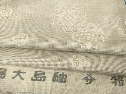 平和屋着物●本場大島紬　白大島紬　桑原織物 二代目　桑原啓之介　カタス9マルキ　舞花文　反端付き　正絹　逸品　AABF9658ck