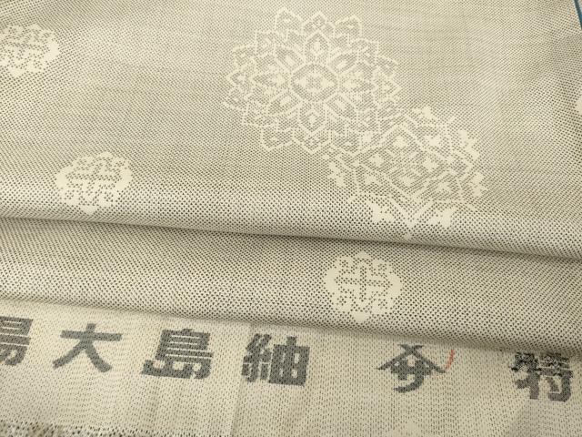 平和屋着物●本場大島紬　白大島紬　桑原織物 二代目　桑原啓之介　カタス9マルキ　舞花文　反端付き　正絹　逸品　AABF9658ck