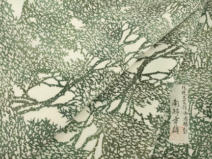 平和屋着物●人間国宝・南部芳松の息子 伝統工芸伝承者彫刻・南部幸雄　型染　小紋　樹林文　鬼しぼ縮緬　正絹　逸品　未使用　AABG0823ck