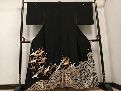 平和屋着物●人間国宝　五代　田畑喜八　黒留袖　駒刺繍　群れ鶴立波文　金彩　正絹　逸品　AABG1083ph