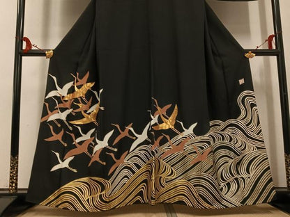 平和屋着物●人間国宝　五代　田畑喜八　黒留袖　駒刺繍　群れ鶴立波文　金彩　正絹　逸品　AABG1083ph