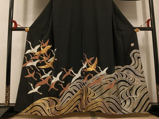 平和屋着物●人間国宝　五代　田畑喜八　黒留袖　駒刺繍　群れ鶴立波文　金彩　正絹　逸品　AABG1083ph