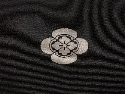 平和屋着物●人間国宝　五代　田畑喜八　黒留袖　駒刺繍　群れ鶴立波文　金彩　正絹　逸品　AABG1083ph