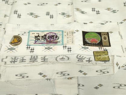 平和屋着物●本場琉球絣 紬 手織り 琉球絣文様 大城誠光作 証紙付き 正絹 逸品 未使用 AABG2721cs