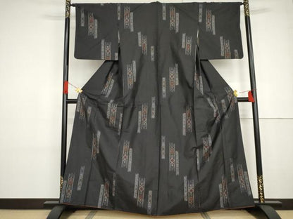 平和屋着物●本場大島紬 地空き カタス7マルキ 花唐草文 黒地 正絹 逸品 AABG2768cs