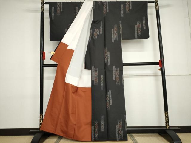 平和屋着物●本場大島紬 地空き カタス7マルキ 花唐草文 黒地 正絹 逸品 AABG2768cs