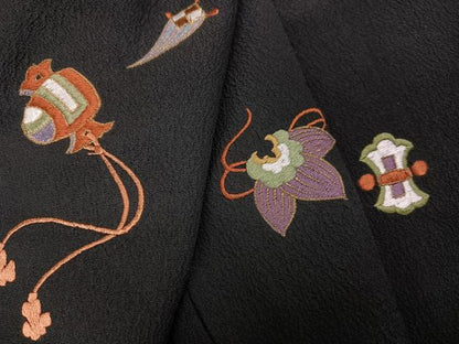 平和屋着物●洗える最高級着物　＜英＞はなぶさ謹製　訪問着　刺繍　宝尽くし　黒地　金糸　AABG2844ph
