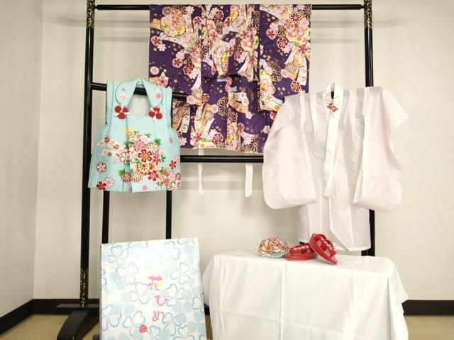 平和屋本店[]七五三 女の子 ３歳 祝着 三つ身 長襦袢・被布・小物セット 京都花ひめ 束ね熨斗花文 花車文 金彩 箱付き 逸品 AABG3170ja