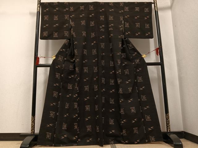 平和屋着物●国指定重要無形文化財　本場久米島紬　手織　琉球絣文様　正絹　逸品　AABG3475ph