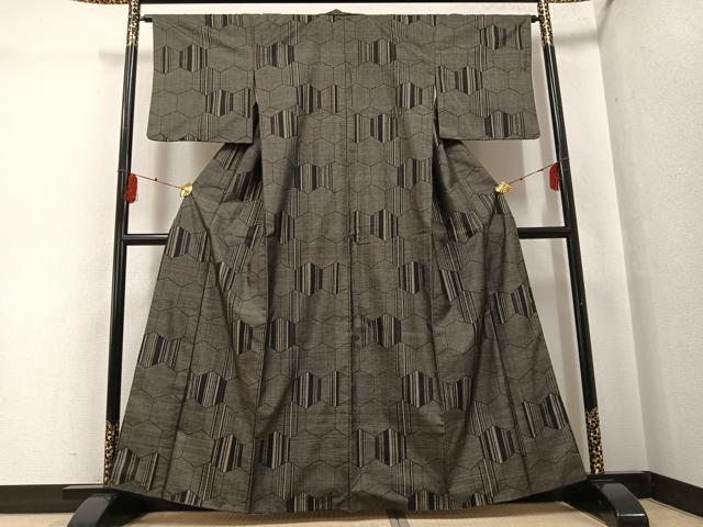 平和屋着物●本場大島紬　カタス9マルキ　亀甲文　正絹　逸品　AABG4087ph