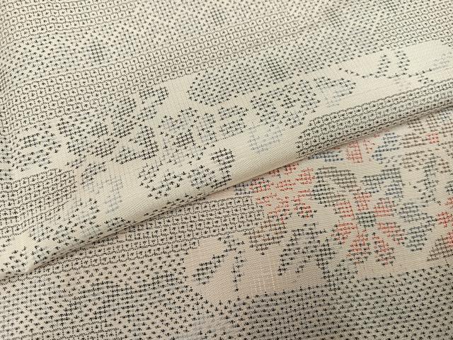 平和屋着物●本場大島紬　白大島　120亀甲　エ霞草花文　正絹　逸品　未使用　AABG4852ph