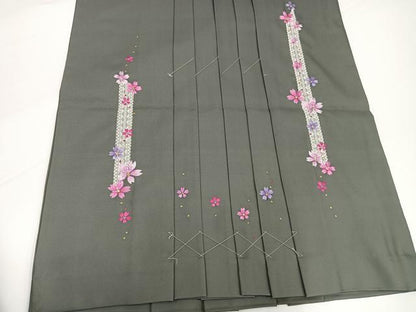 平和屋着物●モデル・トリンドル玲奈　Doll　女性　行灯袴　刺繍　舞桜文　金糸　洗える着物　未使用　AABG4897ph