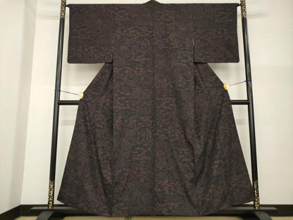 平和屋着物●本場結城紬　重要無形文化財　80亀甲　流水花文　黒地　正絹　逸品　AABG4962ck
