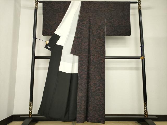 平和屋着物●本場結城紬　重要無形文化財　80亀甲　流水花文　黒地　正絹　逸品　AABG4962ck