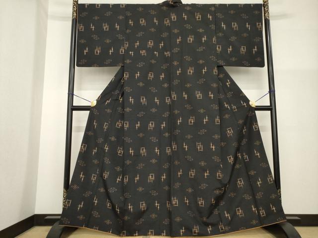 平和屋着物●上質な紬　琉球絣文様　黒地　正絹　逸品　AABG5801ck