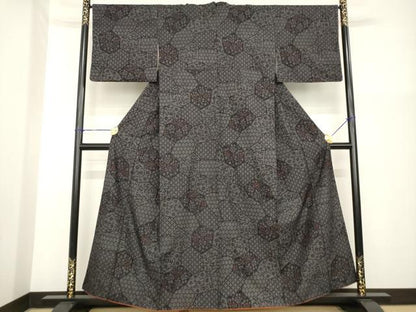 平和屋着物●本場結城紬　重要無形文化財　100亀甲　割付き花唐草文　正絹　逸品　AABG5803ck