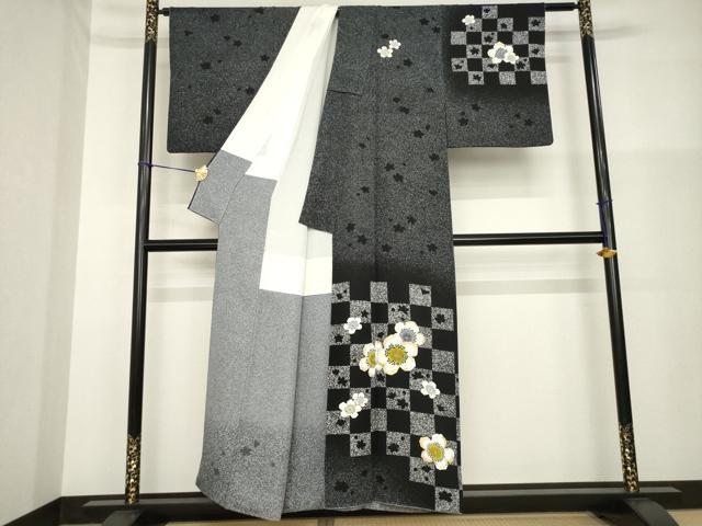 平和屋着物●京友禅 羽田工房 京都府指定無形文化財保持者 羽田登 訪問着 市松梅文 たたき染め 黒地 金銀彩 正絹 逸品 AABG5842ck