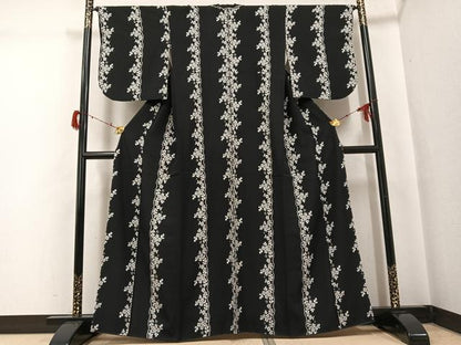 平和屋着物●松田聖子　SEIKOMATSUDA　小紋　花間道　黒地　正絹　逸品　AABG9048ph
