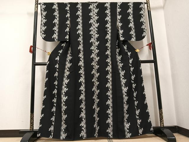 平和屋着物●松田聖子　SEIKOMATSUDA　小紋　花間道　黒地　正絹　逸品　AABG9048ph