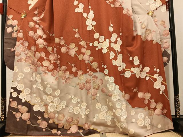 平和屋着物●豪華振袖　駒刺繍　紅白梅　金彩　金通し地　正絹　逸品　AABG9071ph