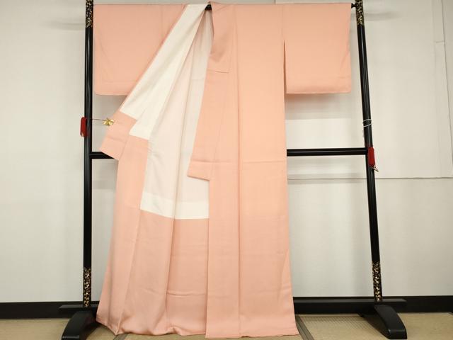 平和屋着物●上質な色無地　紗綾形地紋　珊瑚色　正絹　逸品　未使用　AABG9859cs