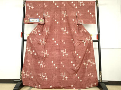 平和屋着物●本場琉球絣　紬　手織り　草木染　琉球絣文様　大城広四郎織物謹製　証紙付き　正絹　逸品　AABG9896cs