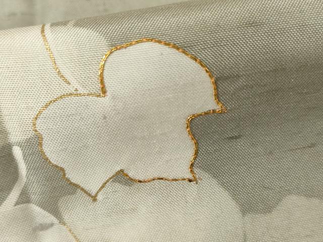 平和屋着物●石川県指定無形文化財　牛首紬　白山工房　手織り　駒刺繍　舞花文　金彩　証紙付き　上代75万　正絹　逸品　AABG9994cs