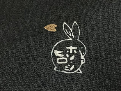 平和屋着物●人形作家・ホリヒロシ　小紋　横笛　黒地　金彩　正絹　逸品　AABH0582fy