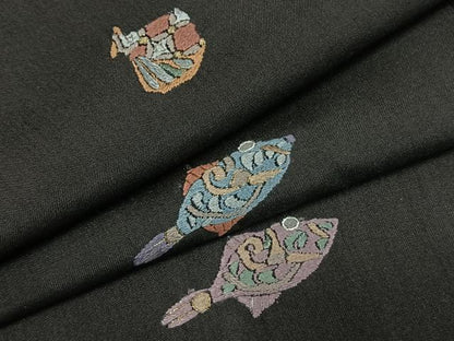 平和屋着物●本場大島紬　総刺繍　魚　貝　黒地　金糸　正絹　逸品　AABH0730fy