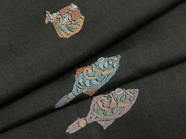 平和屋着物●本場大島紬　総刺繍　魚　貝　黒地　金糸　正絹　逸品　AABH0730fy