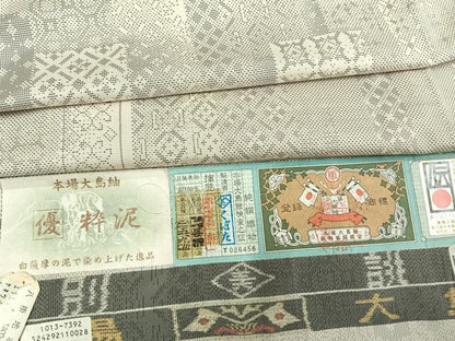 平和屋着物●本場大島紬　白大島　カタス7マルキ　窪田織物謹製　粋泥　色紙重ね文　証紙付き　正絹　逸品　AABH0799fy
