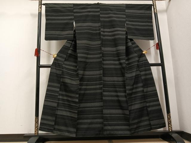 平和屋着物●結城紬　80亀甲　横段文　黒地　やまと金ラベル　正絹　逸品　AABH2075ph 平和屋着物○結城紬 80亀甲 横段文 黒地 やまと金ラベル 正絹 逸品