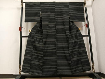 平和屋着物●結城紬　80亀甲　横段文　黒地　やまと金ラベル　正絹　逸品　AABH2075ph