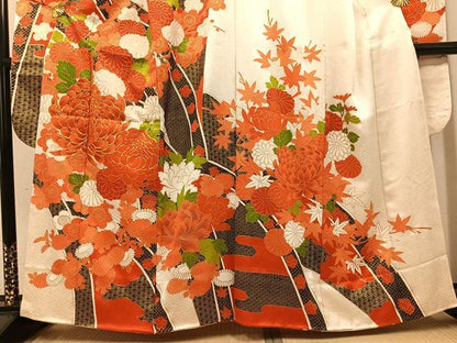 平和屋着物●豪華振袖　駒刺繍　草花文　金彩　正絹　逸品　AABH2080ph