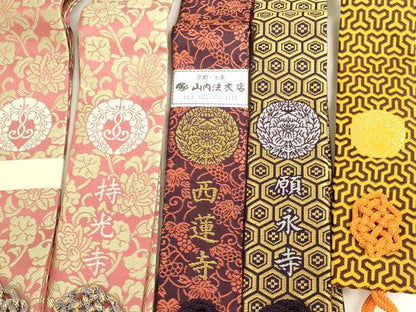 平和屋本店▼門徒式章 輪袈裟5点セット 浄土真宗 下り藤 牡丹 箱付き 未使用品あり 法衣 寺院 仏具 仏教 僧侶 神職 AABH2778ja