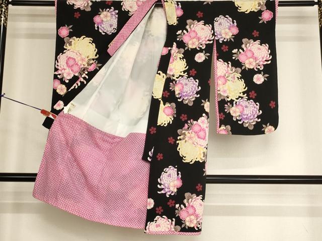 平和屋着物[]七五三 女の子 ３歳 祝着 三つ身 JAPAN STYLE 菊 桜 黒地 鬼しぼ縮緬 洗える着物 AABH2923ja