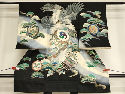 平和屋着物[]お宮参り　男の子　祝着　産着　初着　のしめ　鷹　吉祥松文　暈し染め　黒地　金銀彩　逸品　AABH2951ja