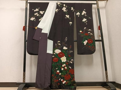 平和屋着物●豪華振袖　刺繍　草花文　黒紅色　金彩　鬼しぼ縮緬　正絹　逸品　AABH3069ph