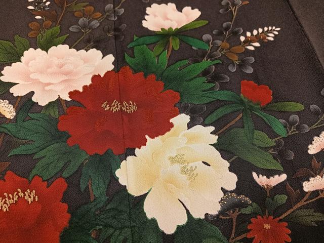 平和屋着物●豪華振袖　刺繍　草花文　黒紅色　金彩　鬼しぼ縮緬　正絹　逸品　AABH3069ph